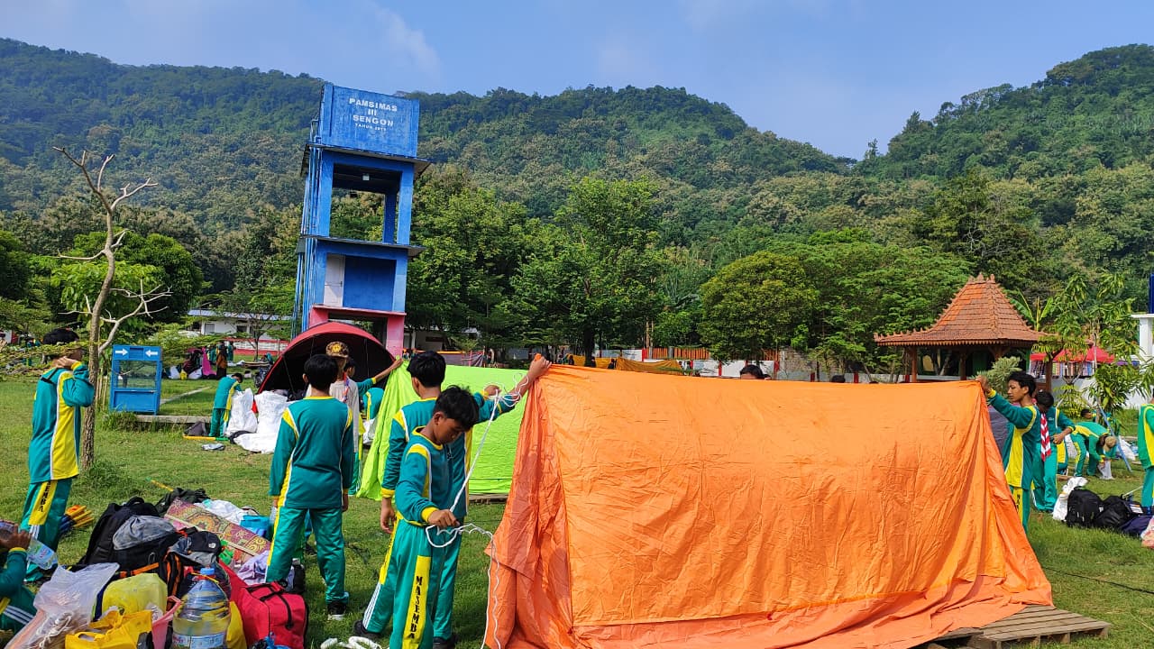 Perkemahan Penggalang MTsN 9 Bantul di Lindu Gedhe Diawali dengan Pendirian Tenda